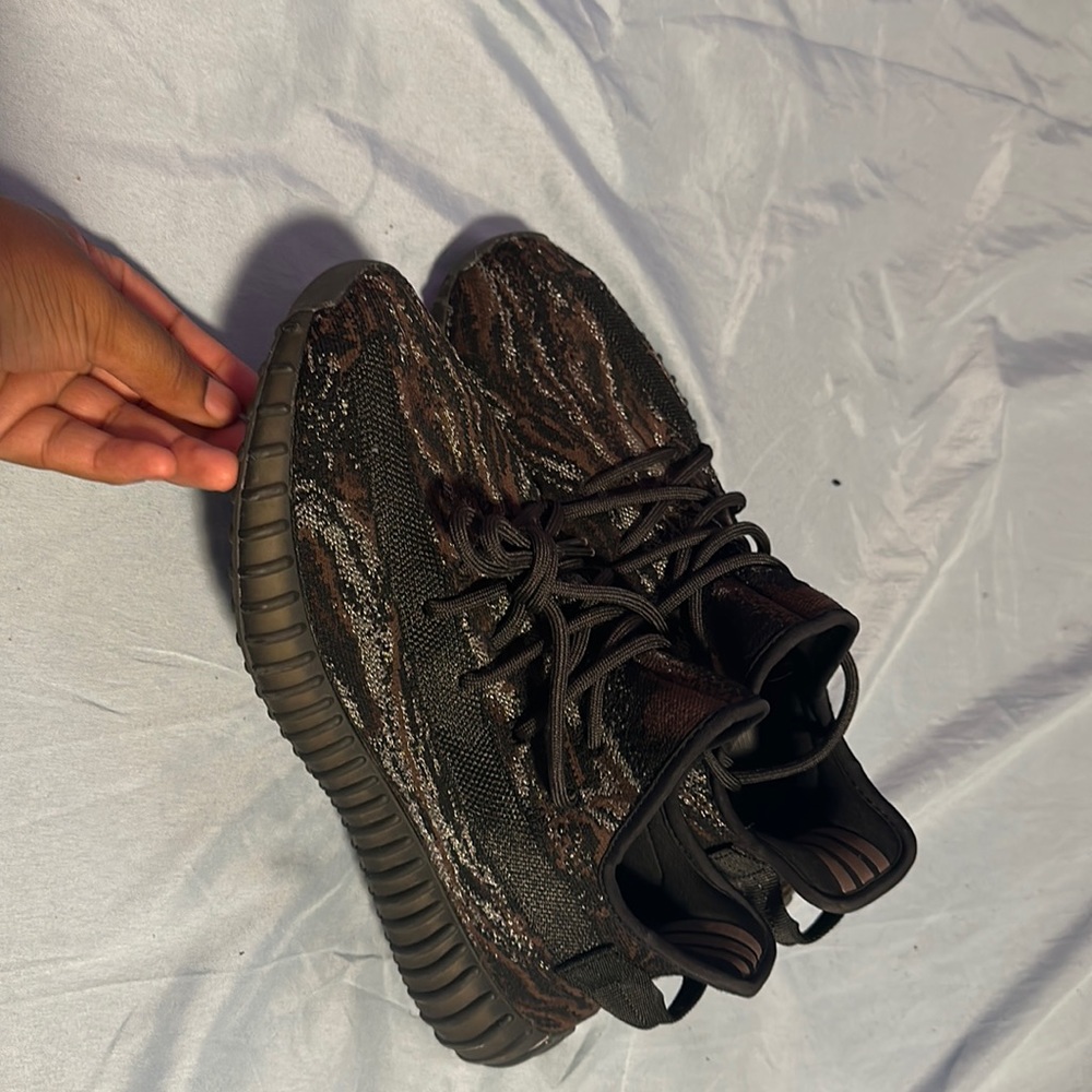 Brown Yeezy 350 size 9.5 men way too big for me .